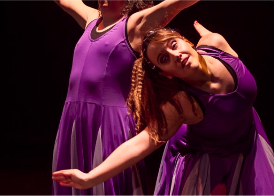 Dos bailarinas con vestido morado bailando e un escenario