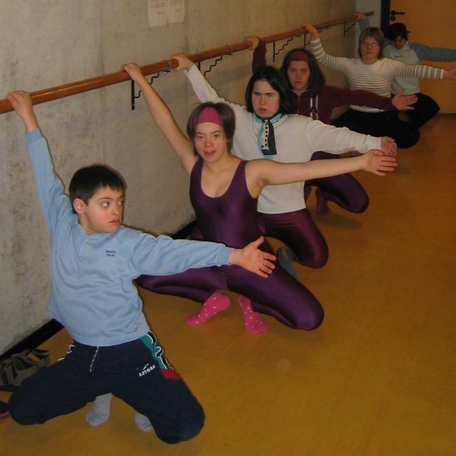 Grupo de personas en una sala estirando