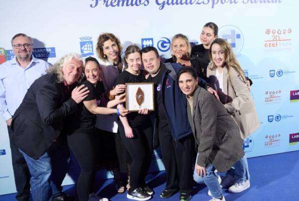 Componentes del grupo posando con el premio Premio GaituzSport
