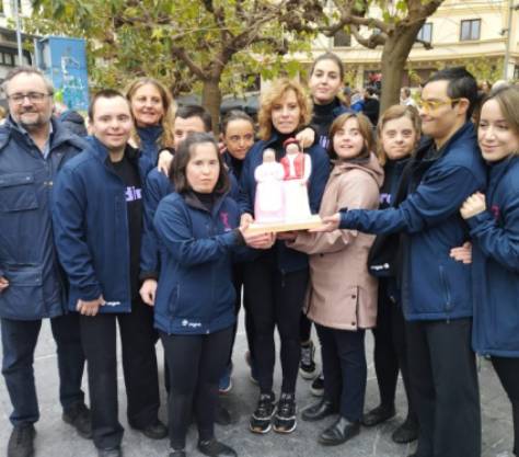 Componentes posando con el premio Premio de Iñudes y Artzainas de Gros