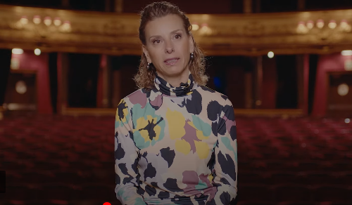 Isabel Verdini en una entrevista televisiva con el teatro Victoria Eugenia