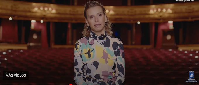 Isabel Verdini en una entrevista televisiva con el teatro Victoria Eugenia