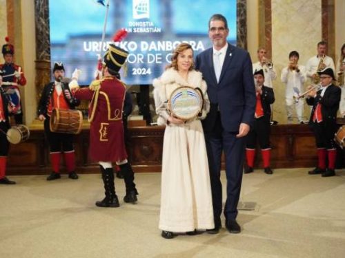 Isabel recogiendo el premio de Tambor de Oro con el alcalde de Donostia