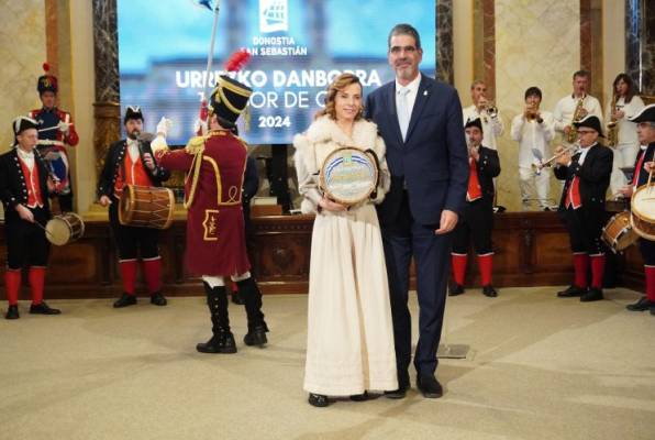 Isabel recogiendo el premio de Tambor de Oro con el alcalde de Donostia